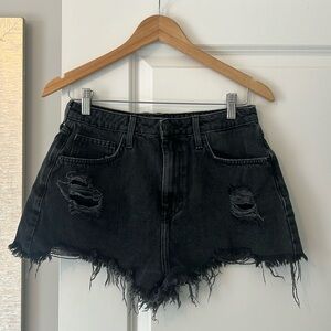 HIGH RISE DISTRESSED BLACK DENIM SHORT